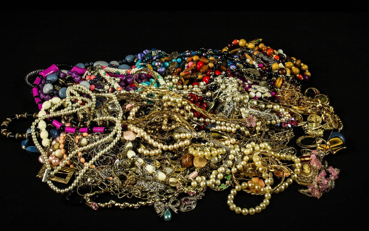 An Impressive Find: A 1,400-Year-Old Byzantine Treasure Containing 97 Coins And Jewels, Not Far From The Sea Of Galilee.