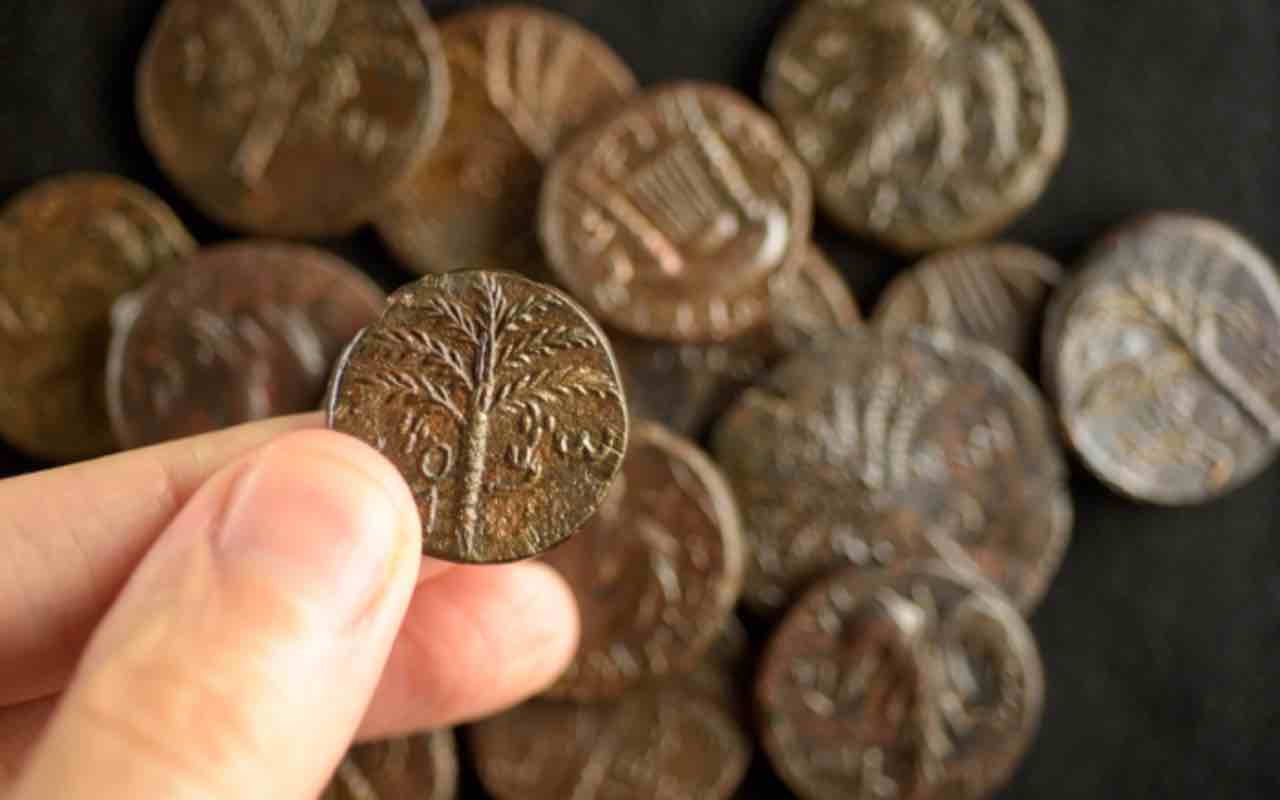An Impressive Find: A 1,400-Year-Old Byzantine Treasure Containing 97 Coins And Jewels, Not Far From The Sea Of Galilee.