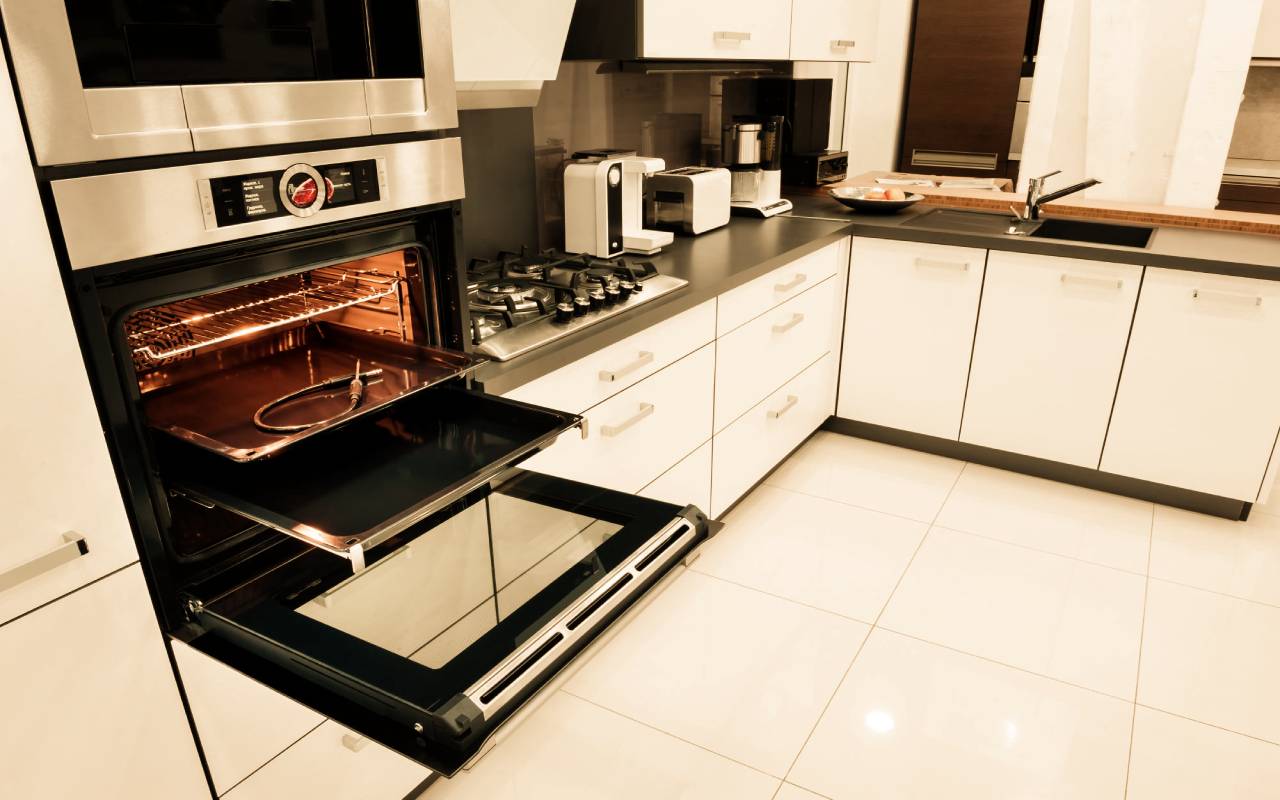 According To Experts, What Is The Point Of Spraying Vinegar In The Oven Once A Month?
